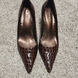 BROWN PUMPS